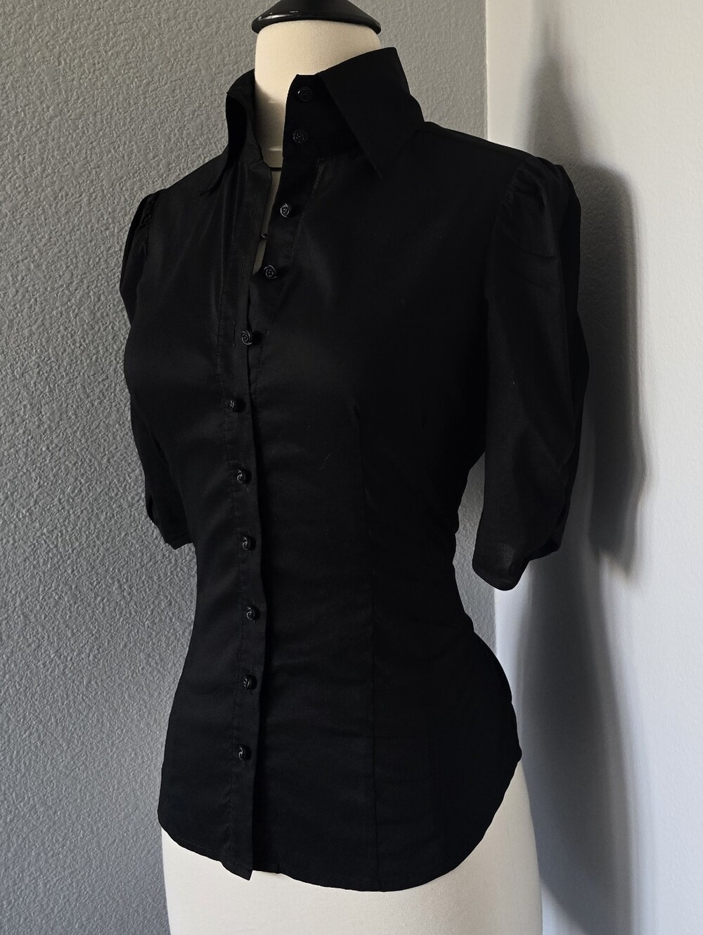 NWOT bebe Black Fitted Button Front Blouse Puff Sleeves Floral Button Sz Small - Picture 3 of 7